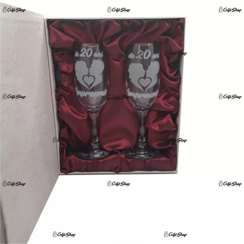 Aniversare 20 ani sarut, set 2 pahare cu mesaj in cutie, gravate